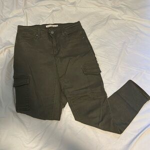 Womens Levi’s Cargo jeans